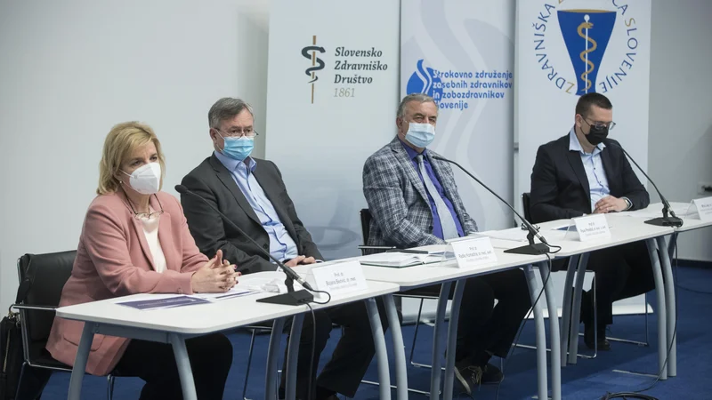 Fotografija: Predstavniki zdravniških organizacij - profesorji dr. Bojana Beović, dr. Radko Komadina, dr. Pavel Poredoš in Miha Lukač - so predstavili ukrepe za spremembe v zdravstvu. FOTO: Jure Eržen/Delo