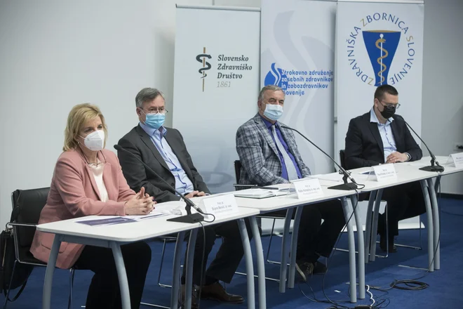 Predstavniki zdravniških organizacij - profesorji dr.&nbsp;Bojana Beović, dr. Radko Komadina, dr.&nbsp;Pavel Poredoš in Miha&nbsp;Lukač - so predstavili ukrepe za spremembe v zdravstvu.&nbsp;FOTO: Jure Eržen/Delo
