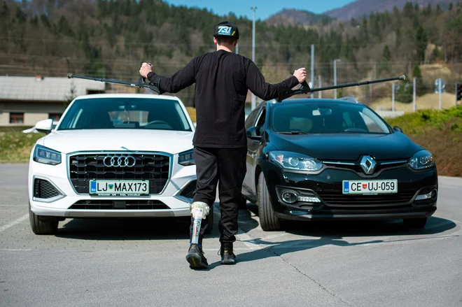 Nikakor ne smete parkirati preblizu avtomobila, ki stoji na prostoru za invalide. FOTO: Amadej Hercog
