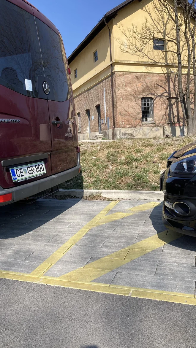 Če takole zaparkirate kombi za prevoz invalidov, zadaj ni mogoče spustiti dvigala ali rampe. FOTO: društvo Moja pot
