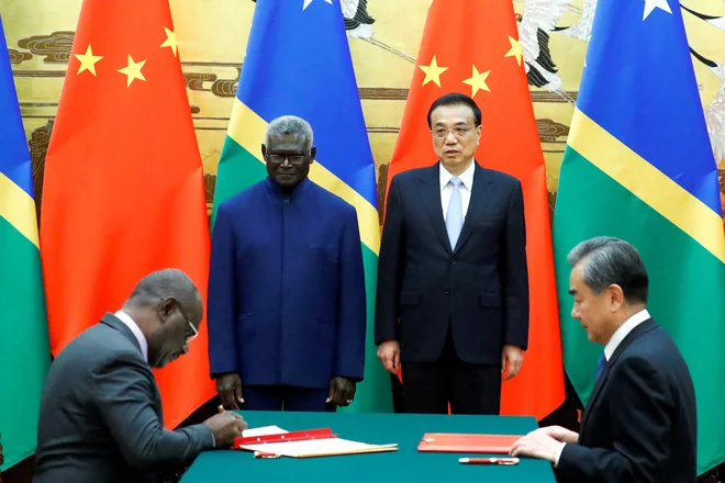 Premier Salomonovih otokov Manasseh Sogavare je zanikal, da bo varnostni sporazum omogočil Kitajski, da bo na Salomonovih otokih zgradila vojaško oporišče in tako stopila na dvorišče Avstralije in Nove Zelandije. FOTO: Thomas Peter/Reuters