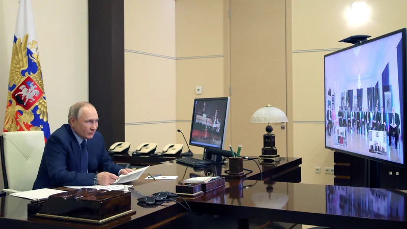 Fotografija: Ruski predsednik Vladimir Putin noče slišati mnenj, ki ne ustrezajo propagandi Kremlja. FOTO: Sputnik Via Reuters