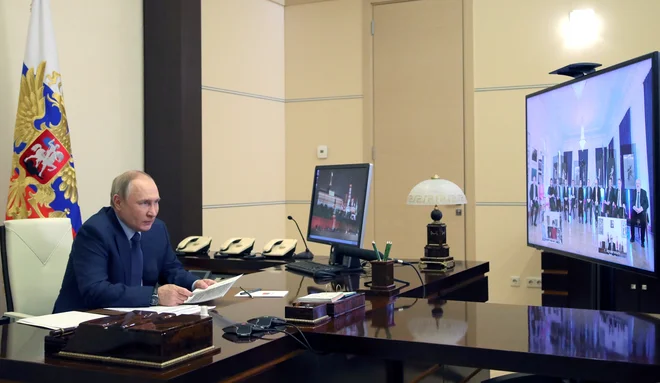 Ruski predsednik Vladimir Putin noče slišati mnenj, ki ne ustrezajo propagandi Kremlja. FOTO:&nbsp;Sputnik Via Reuters
