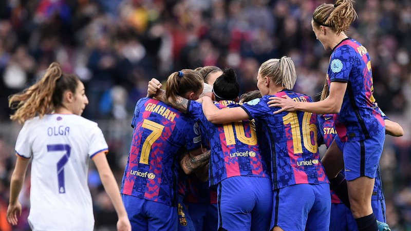 Fotografija: Nogometašice Barcelone proslavljajo po golu obrambne igralke Marie Leon. FOTO: Josep Lago/AFP
