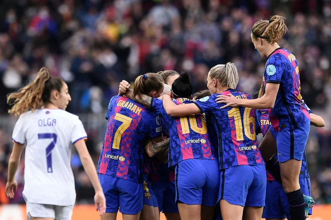 Nogometašice Barcelone proslavljajo po golu obrambne igralke Marie Leon. FOTO: Josep Lago/AFP
