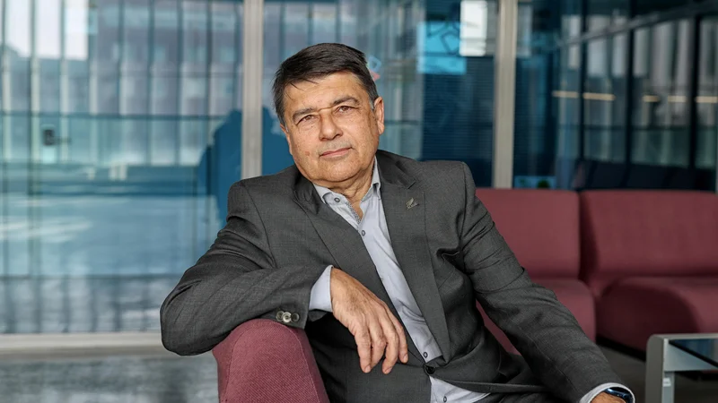Fotografija: »Zaposleni nismo samo ljudje s profili, ki se obnašamo skladno s položajem ali izobrazbo. Na naše delo v službi vpliva tudi, ali smo otroka ponoči peljali na urgenco, ali imamo prijatelje v Ukrajini, ali so naši starši zdravi.« FOTO: Blaž Samec
