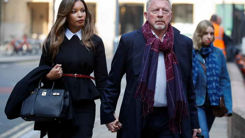 Fotografija: Na londonsko sodišče je prišel v spremstvu partnerke Lilian de Carvalho Monteiro. FOTO: Peter Nicholls/Reuters