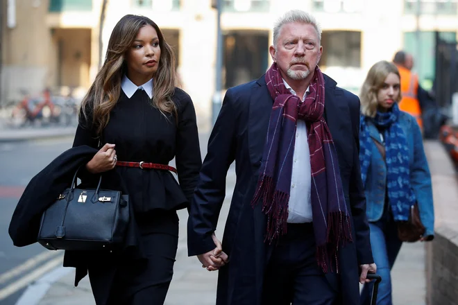 Na londonsko sodišče je prišel v spremstvu partnerke Lilian de Carvalho Monteiro. FOTO:&nbsp;Peter Nicholls/Reuters
