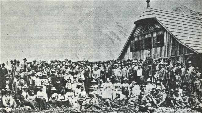 Na odprtje konec julija leta 1900 je prišlo 250 ljudi, od tega 70 Čehov. FOTO: arhiv družine Karničar
