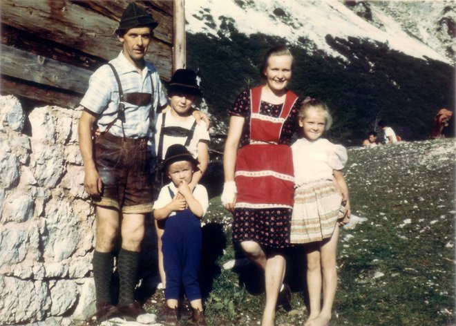 Anica in Andrej Karničar sta imela pet otrok, na fotografiji z Irmo, Lukom in Davom. FOTO: arhiv družine Karničar
