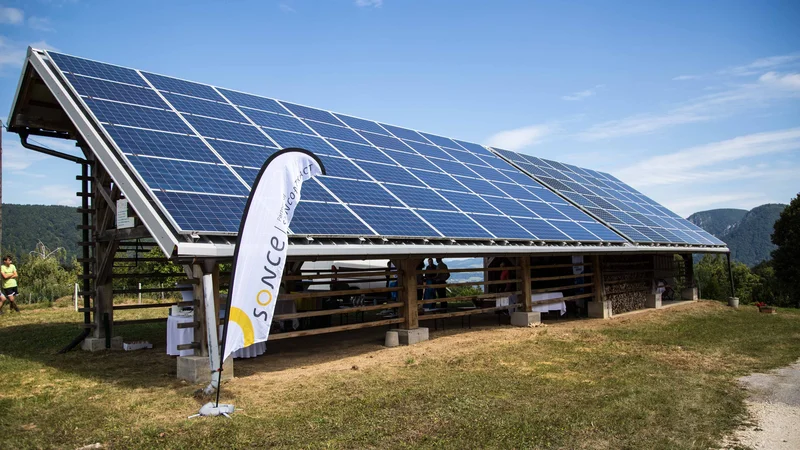 Fotografija: Slovenija spodbuja predvsem gradnjo malih sončnih elektrarn, namenjenih samopreskrbi, pri čemer je kapaciteta teh elektrarn zakonsko omejena. Zato so tudi naložbe manjše, kot bi lahko bile. Foto Jure Čulk