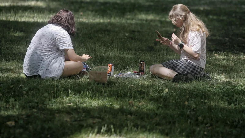 Fotografija: Prekinitev rutin je bila za vse otroke, ki se s tem težje spoprijemajo, velik izziv, svoje je prispeval še povečan obseg uporabe družbenih omrežij.
FOTO: Blaž Samec/DELO
