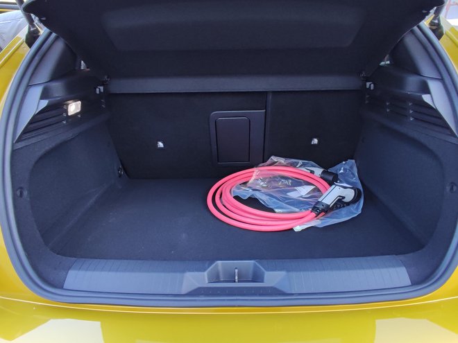 V prtljažniku priključnohibridne astre je 352 litrov prostora, kar je za 70 litrov manj kot v astri z bencinskim ali dizelskim motorjem. Del prostora že v osnovi zasede polnilni kabel.

FOTO: Boštjan Okorn
