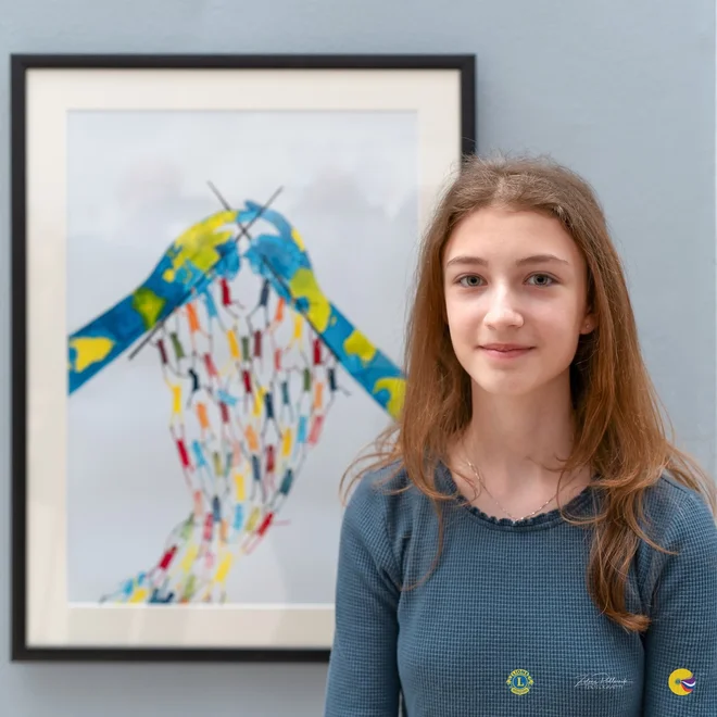 Anja pred svojim zmagovalnim plakatom. FOTO: Zdenko Podlesnik