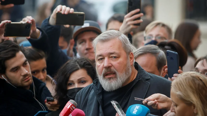 Fotografija: Glavni urednik Nove Gazete Dmitrij Muratov je pogosto poudarjal, da časnik izhaja na papirju tudi zato, da bi ga lahko brali v zaporih, kjer ni interneta. FOTO: Maksim Šemetov/Reuters