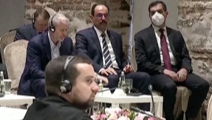 Fotografija: Milijarder Roman Abramovič (drugi z leve) posluša nagovor turškega predsednika Recepa Tayyipa Erdoğana na rusko-ukrajinskih mirovnih pogajanjih v Istanbulu 29. marca. Foto Turkish Presidency Via Reuters
