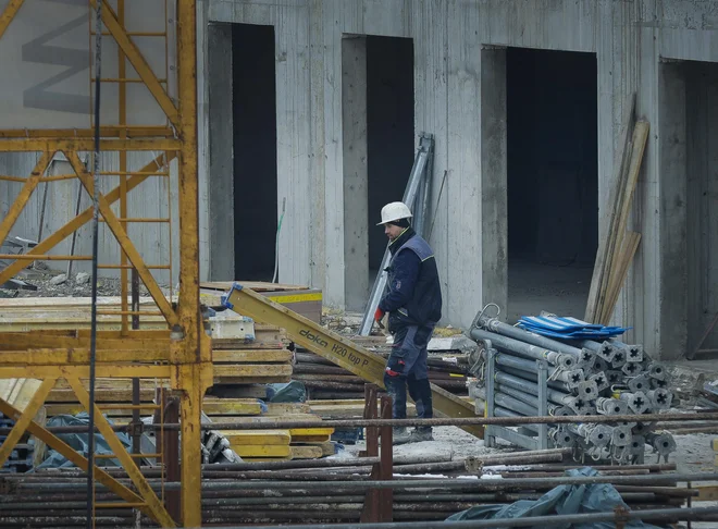 Za nadaljnji dolgoročni razvoj gradbene panoge je neizogibno zeleno gradbeništvo, ki upošteva zakonitosti krožnega gospodarstva, predvsem večkratno uporabo gradbenih materialov in drugih reciklatov, ki se uporabljajo pri gradnjah. FOTO: Jože Suhadolnik/Delo
