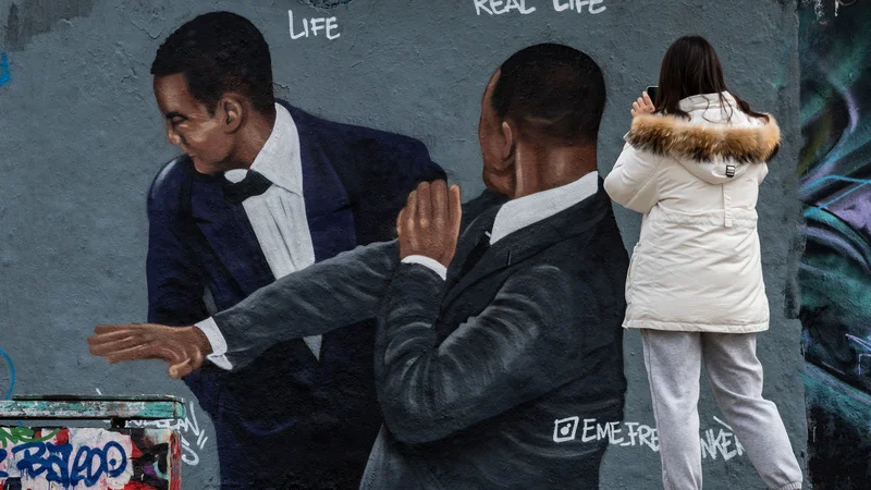 Fotografija: Pozornost sveta se je usmerila v klofuto in v lase temnopoltih žensk. Tako kot v Netflixovi črni komediji Ne glejte gor. FOTO: John Macdougall/AFP
