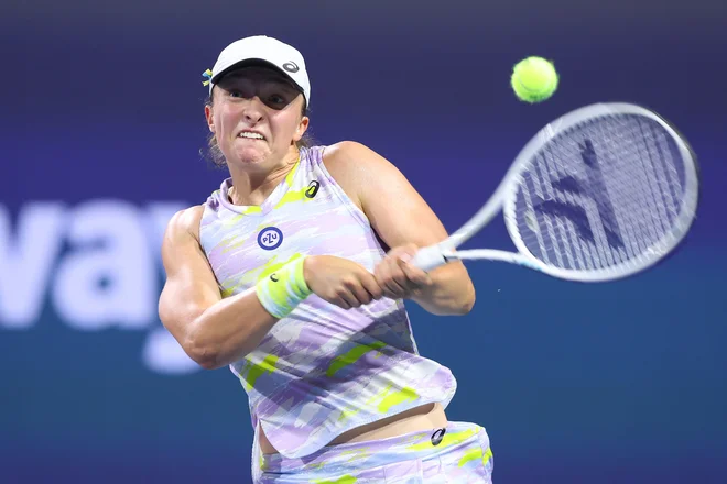Iga Šwiatek bo v ponedeljek prevzela vodstvo na lestvici WTA. FOTO: Michael Reaves/AFP
