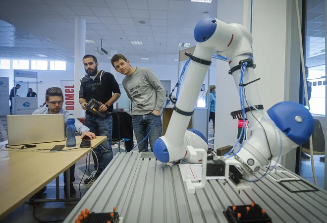 Robota, ki naj bi služil kot pomočnik v farmacevtskem laboratoriju, so najprej morali »naučiti« prepoznati in premikati palete. FOTO: Jože Suhadolnik