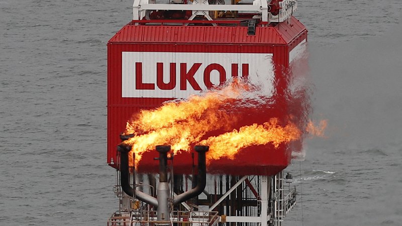 Fotografija: Okoli 3,5 milijona sodov nafte in naftnih derivatov na dan so države EU pred vojno uvozile iz Rusije. Glede na odpovedi bi verjetno že iranski jedrski dogovor omogočil EU, da si zagotovi nemoteno preskrbo z nafto. Foto Maxim Shemetov/Reuters
