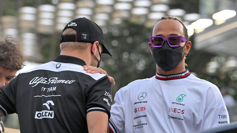 Fotografija: Lewis Hamilton z Valtterijem Bottasom, nekdanjim moštvenim kolegom in zdaj članom ekipe Alfa Romeo, pred parado dirkačev na VN Savdske Arabije. FOTO: Andrej Isaković/AFP
