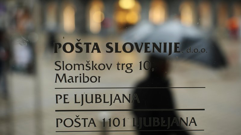 Fotografija: Tako kot notranji minister, ki si že išče službo, si tudi na Pošti Slovenije zagotavljajo mehak finančni pristanek po volitvah. FOTO: Jure Eržen/Delo
