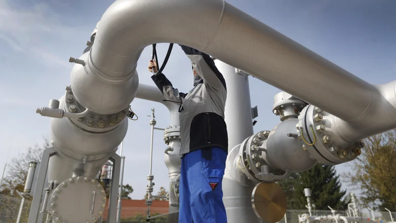 Fotografija: Namesto da bi na vzhodnem koncu Slovenije, kjer so najboljše možnosti za izrabo geotermalne energije, zgradili geotermalno elektrarno, tečejo aktivnosti za umestitev prenosnega plinovoda. (Fotografija je simbolna.) Foto Leon Vidic/Delo