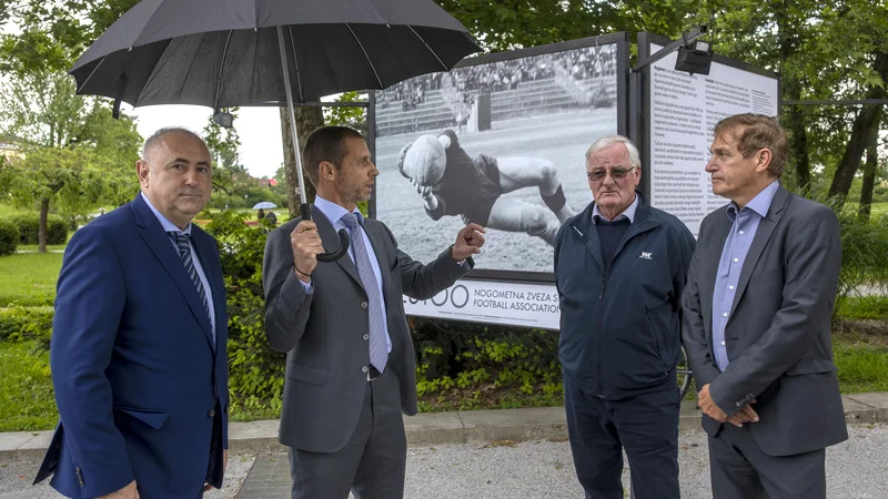 Fotografija: Predsedniški četverec slovenskega nogometa, prvi mož NZS Radenko Mijatović (levo), UEFA Aleksander Čeferin, nekdanji predsednik NZS Rudi Zavrl in nekdanji prvi mož sodniške organizacije Vlado Šajn, na domači fronti ni bil kos Janezu Kocijančiču. FOTO: Voranc Vogel
