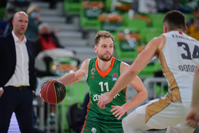 Jaka Blažič in soigralci so 18. decembra ugnali Derby z 88:78 v Stožicah. Levo trener črnogorske ekipe Andrej Žakelj iz Postojne. FOTO: ABA
