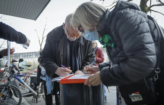 Inštitut 8. marec zbira podpise za&nbsp; za vložitev Zakona proti škodljivim ukrepom oblasti. FOTO:&nbsp;Jože Suhadolnik/Delo
