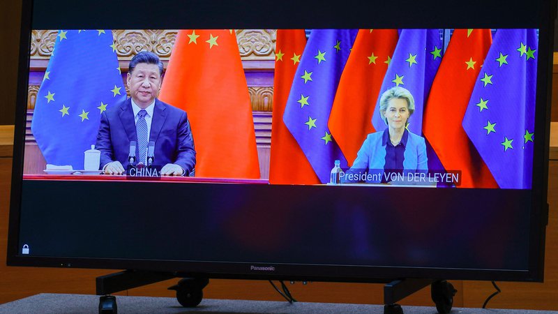 Fotografija: China's President Xi Jinping (L) and European Commission President Ursula von der Leyen speak via video-conference with European Council President and European Union foreign policy chief during an EU China summit at the European Council building in Brussels, on April 1, 2022. (Photo by Olivier Matthys / POOL / AFP)