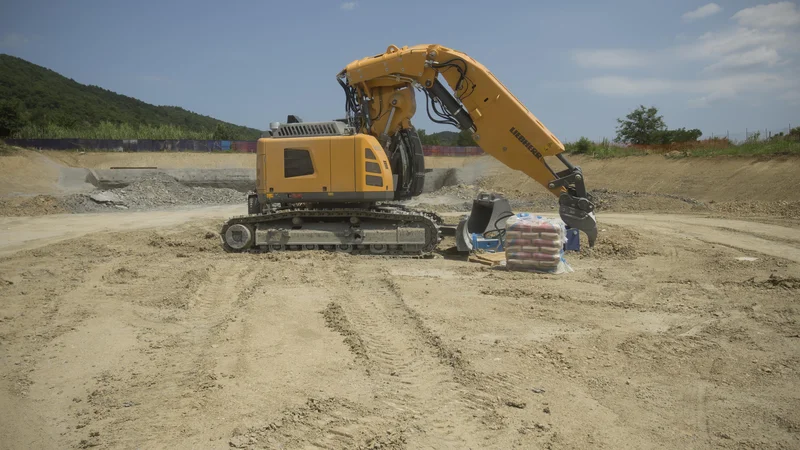 Fotografija: Vsak projekt v gradbeništvu je edinstven, tako časovno, tehnološko kot finančno. FOTO: Jure Eržen/Delo
