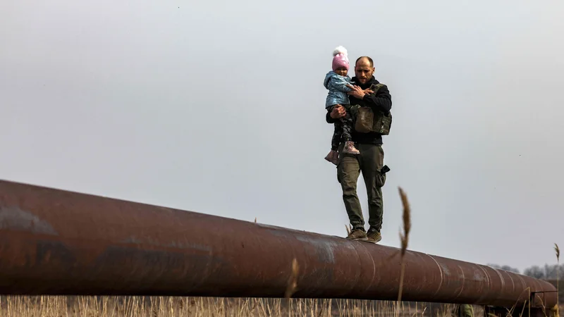 Fotografija: V okolici Kijeva, kjer je zadnje dni bolj mirno, vojaki pomagajo pri evakuaciji žensk in otrok. FOTO: Ronaldo Schemidt/AFP