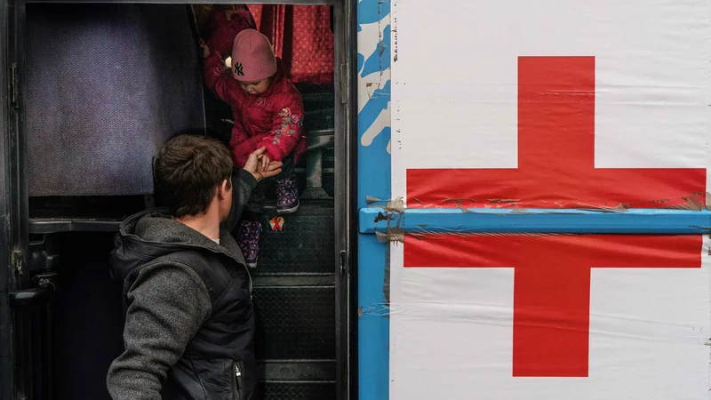 Fotografija: Rdeči križ ni uspel z evakuacijo. FOTO: Emre Caylak/AFP