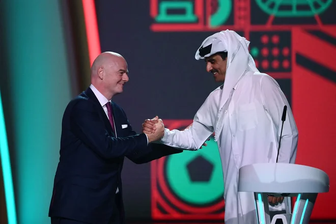 Gianni Infantino, predsednik Fife, je na odru s katarskim emirjem Tamimom bin Hamadom Al Thanijem pozval k miru v svetu. FOTO: Franck Fife/AFP
