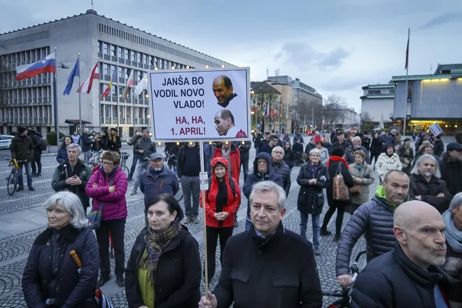 Petkov protesti se redno odvijajo že dve leti. FOTO:&nbsp;Jože Suhadolnik/Delo
