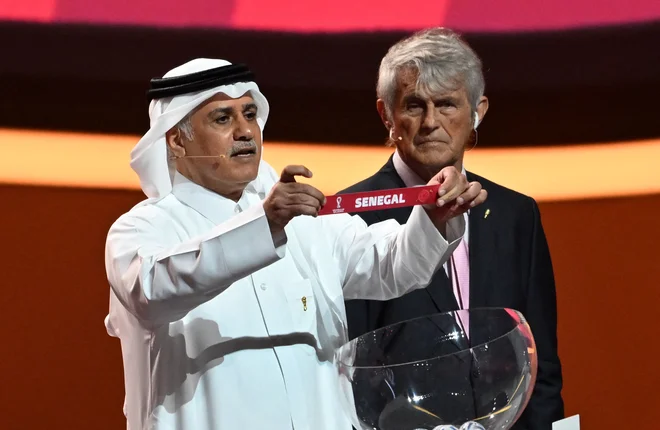 Nekdanji katarski nogometaš Adel Ahmed MalAllah med petkovim žrebom, ko je iz bobna potegnil kroglico z imenom Senegala, aktualnega afriškega prvaka.&nbsp;FOTO: Francois-Xavier Marit/AFP
