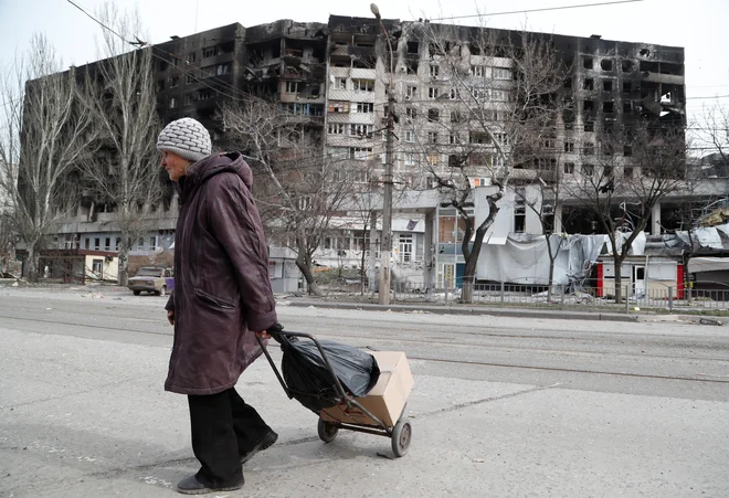 V delih Ukrajine so se davi nadaljevali ostri spopadi, ukrajinske oblasti pa so poročale o ruskem raketiranju več mest na jugu in vzhodu države. FOTO: Alexander Ermochenko/Reuters
