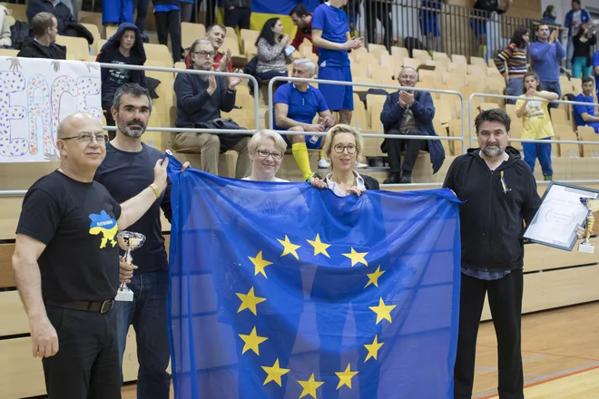Z leve: ukrajinski veleposlanik Mihajlo F. Brodovič, predstavnik Acer Vasilis Papandreou, predstavnica Evropske unije Jerneja Jug Jerše, francoska veleposlanica Florence Ferrari in romunski veleposlanik Anton Niculescu. FOTO: Jure Eržen
