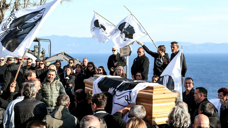 Fotografija: Pogreb Korzičana Yvana Colonnaja v vasi Cargèse FOTO: Pascal Pochard-Casabianca/AFP
