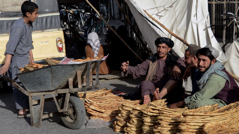 Fotografija: Velika večina Afganistancev si komaj privošči celo kruh. Foto Javed Tanveer/AFP
