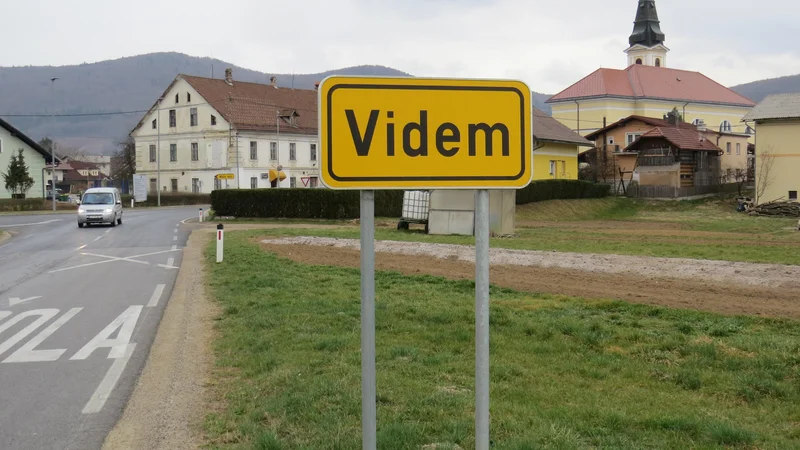 Fotografija: Zaradi finančne podhranjenosti doslej niso uspeli zgraditi niti vseh pločnikov v občinskem središču na Vidmu. FOTO: Bojan Rajšek/Delo