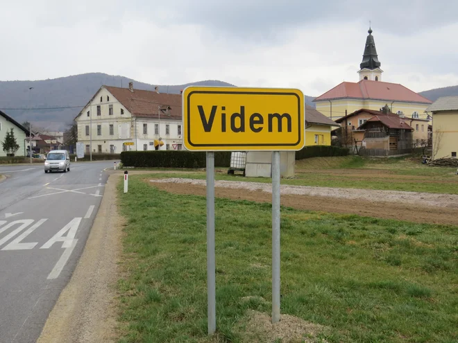 Zaradi finančne podhranjenosti doslej niso uspeli zgraditi niti vseh pločnikov v občinskem&nbsp;središču na&nbsp;Vidmu. FOTO:&nbsp;Bojan Rajšek/Delo
