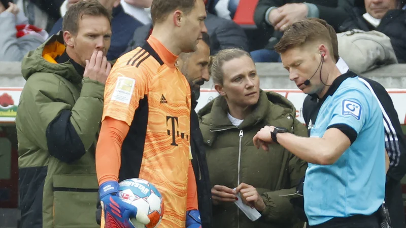 V reševanje zapleta je posegel tudi športni direktor Bayerna Hasan Salihamidžić (v ozadju), ki se je pridružil trenerju Nagelsmannu, kapetanu Manuelu Neuerju in delegatki Kathleen Krüger (vsi na fotografiji). FOTO: Heiko Becker/Reuters
