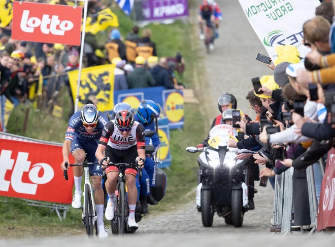 Ko ima Pogačar dober dan in na vso moč pritisne na pedala, dirka eksplodira. FOTO: Benoit Doppagne/AFP
