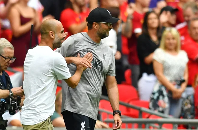 Pep Guardiola (levo) in Jürgen Klopp se bosta do konca sezone srečala še najmanj dvakrat. FOTO: Dylan Martinez/Reuters
