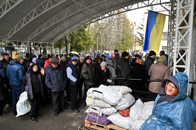 Prebivalci Buče čakajo&nbsp;na pomoč. FOTO: Sergei Supinsky/Afp
