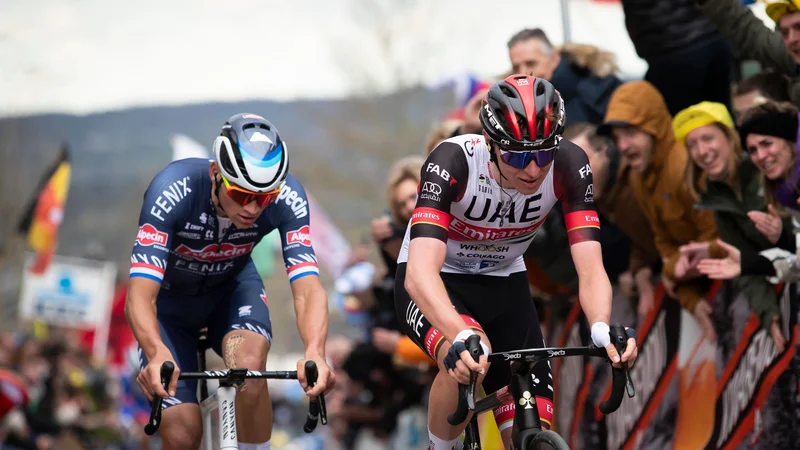 Fotografija: Ko je Tadej Pogačar pospešil v klanec, mu je lahko sledil samo Mathieu van der Poel. Foto Kristof Van Accom/AFP
