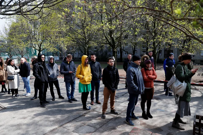 Vrsta pred enim od volišč v Budimpešti. FOTO: Bernadett Szabo/Reuters

